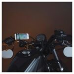 Nite Ize Handleband mobilholder på motorsykkel